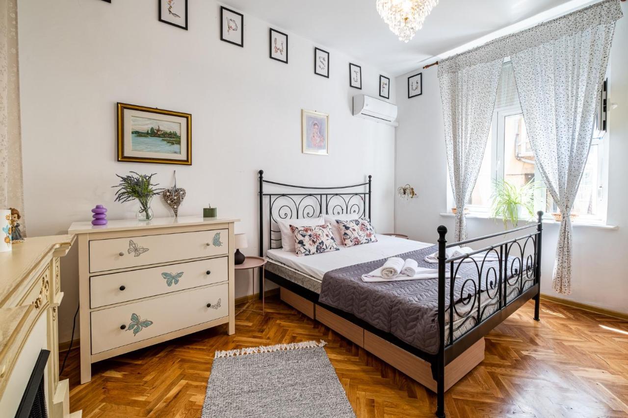 Aristocratic 2Bdrm Central Apartment Varna Buitenkant foto